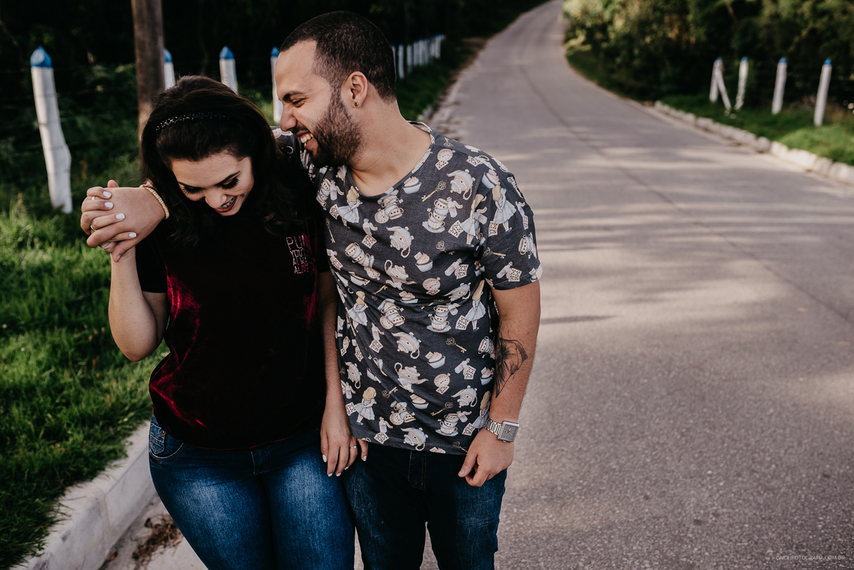 Ensaio pre casamento fotos de casais no campo viajar viagem de casal casamentos no interior casar no campo fotos por caio henrique campos do jordao fotografia de casamento ensaio pre wedding  estrada casal no campo