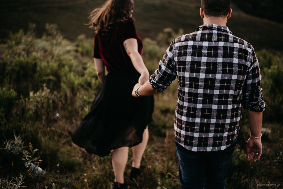 Ensaio pre casamento fotos de casais no campo viajar viagem de casal casamentos no interior casar no campo fotos por caio henrique campos do jordao fotografia de casamento ensaio pre wedding casal tatuado