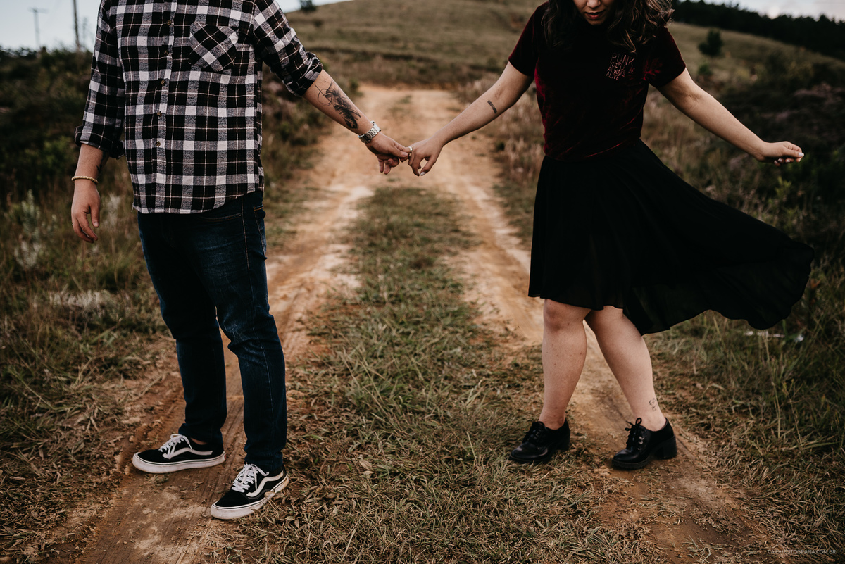 Ensaio pre casamento fotos de casais no campo viajar viagem de casal casamentos no interior casar no campo fotos por caio henrique campos do jordao fotografia de casamento ensaio pre wedding  fotos espontaneas vans camisa xadrez