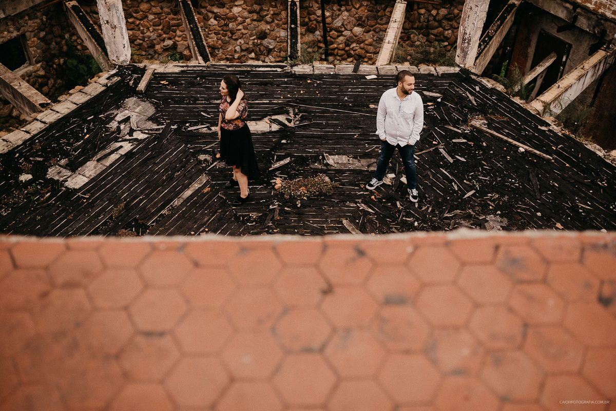 Ensaio pre casamento fotos de casais no campo viajar viagem de casal casamentos no interior casar no campo fotos por caio henrique lugar rustico casal sorrindo