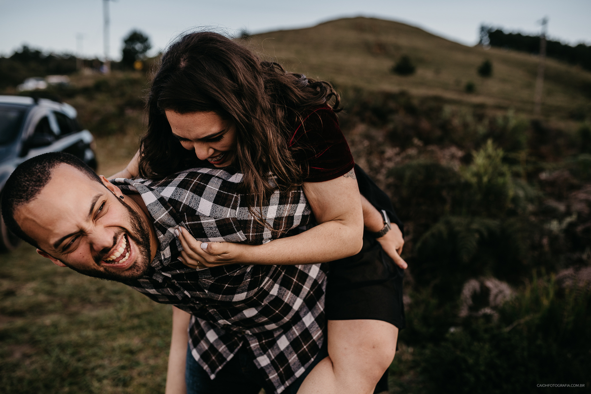 Ensaio pre casamento fotos de casais no campo viajar viagem de casal casamentos no interior casar no campo fotos por caio henrique campos do jordao fotografia de casamento ensaio pre wedding  fotos espontaneas vans camisa xadrez