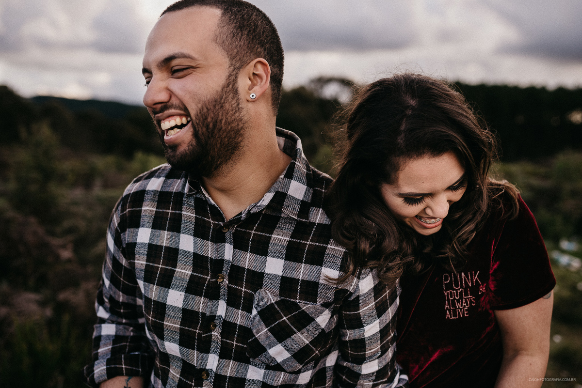 Ensaio pre casamento fotos de casais no campo viajar viagem de casal casamentos no interior casar no campo fotos por caio henrique campos do jordao fotografia de casamento ensaio pre wedding  fotos espontaneas vans camisa xadrez