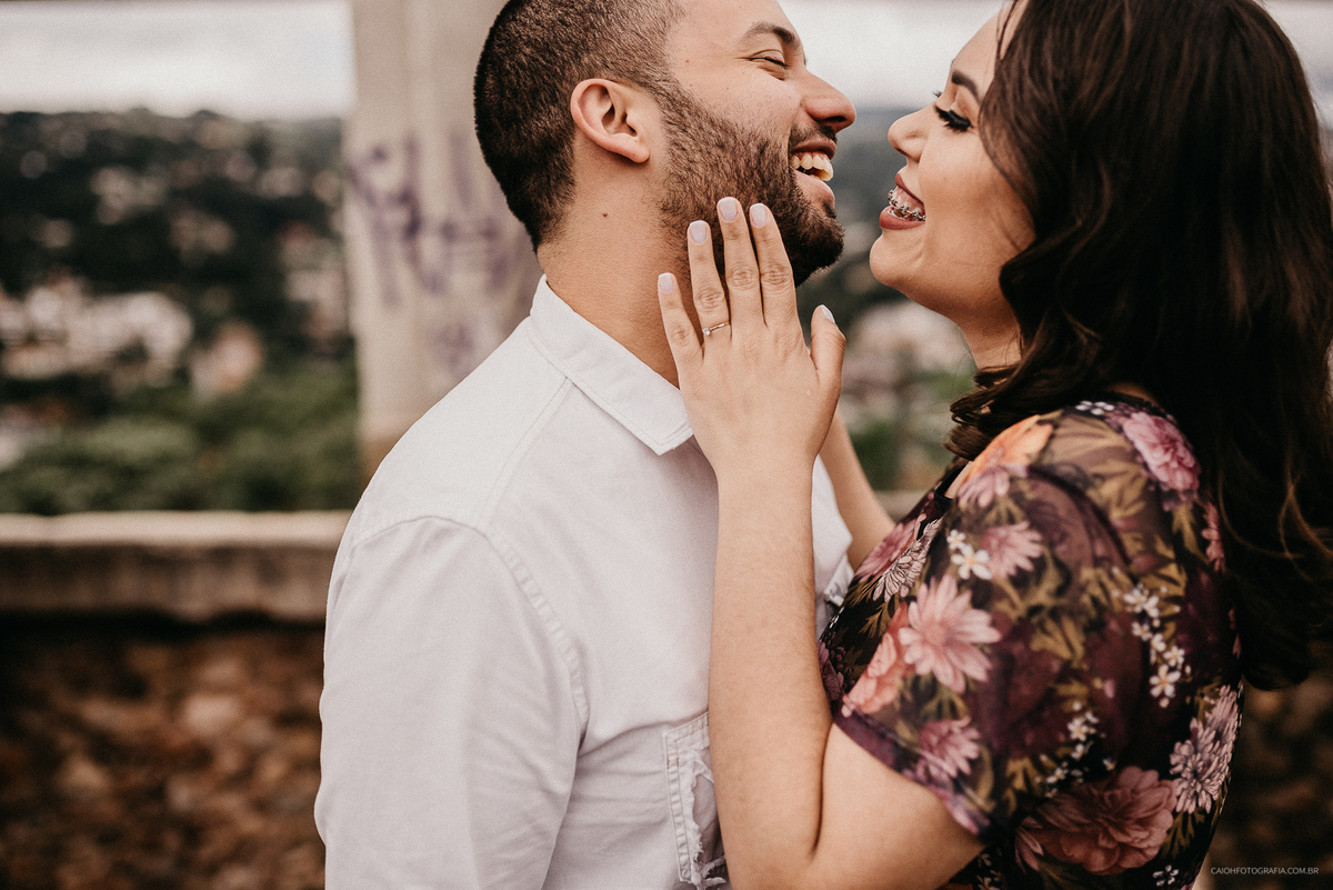Ensaio pre casamento fotos de casais no campo viajar viagem de casal casamentos no interior casar no campo fotos por caio henrique casal sorrindo campos do jordao