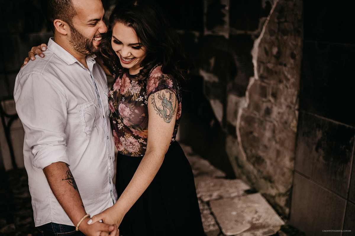 Ensaio pre casamento fotos de casais no campo viajar viagem de casal casamentos no interior casar no campo fotos por caio henrique casal tatuado sorrindo rustico