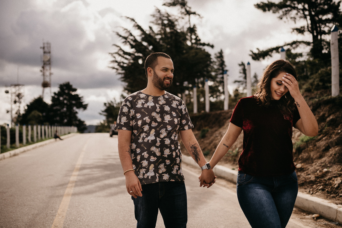 Ensaio pre casamento fotos de casais no campo viajar viagem de casal casamentos no interior casar no campo fotos por caio henrique casal tatuado campos do jordao fotografia de casamento 