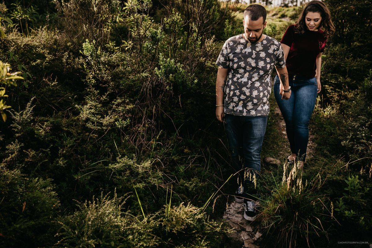 Ensaio pre casamento fotos de casais no campo viajar viagem de casal casamentos no interior casar no campo fotos por caio henrique campos do jordao fotografia de casamento ensaio pre wedding  casal em campos fim de tarde