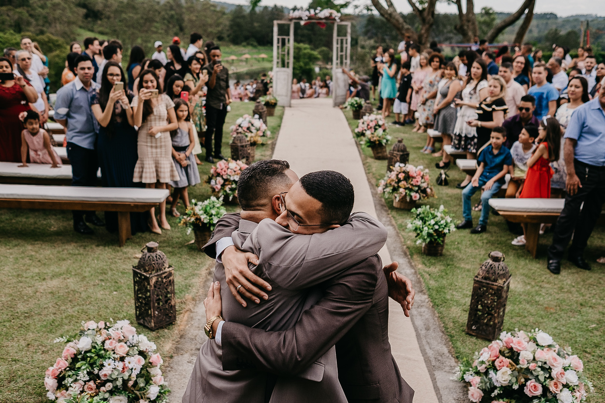 Fotografia de casamento entrada do noivo noivo sorrindo casar no campo casamento de dia noivo com os pais casamento ao ar livre fotografia documental por caio henrique sao paulo fotografo de casamento
