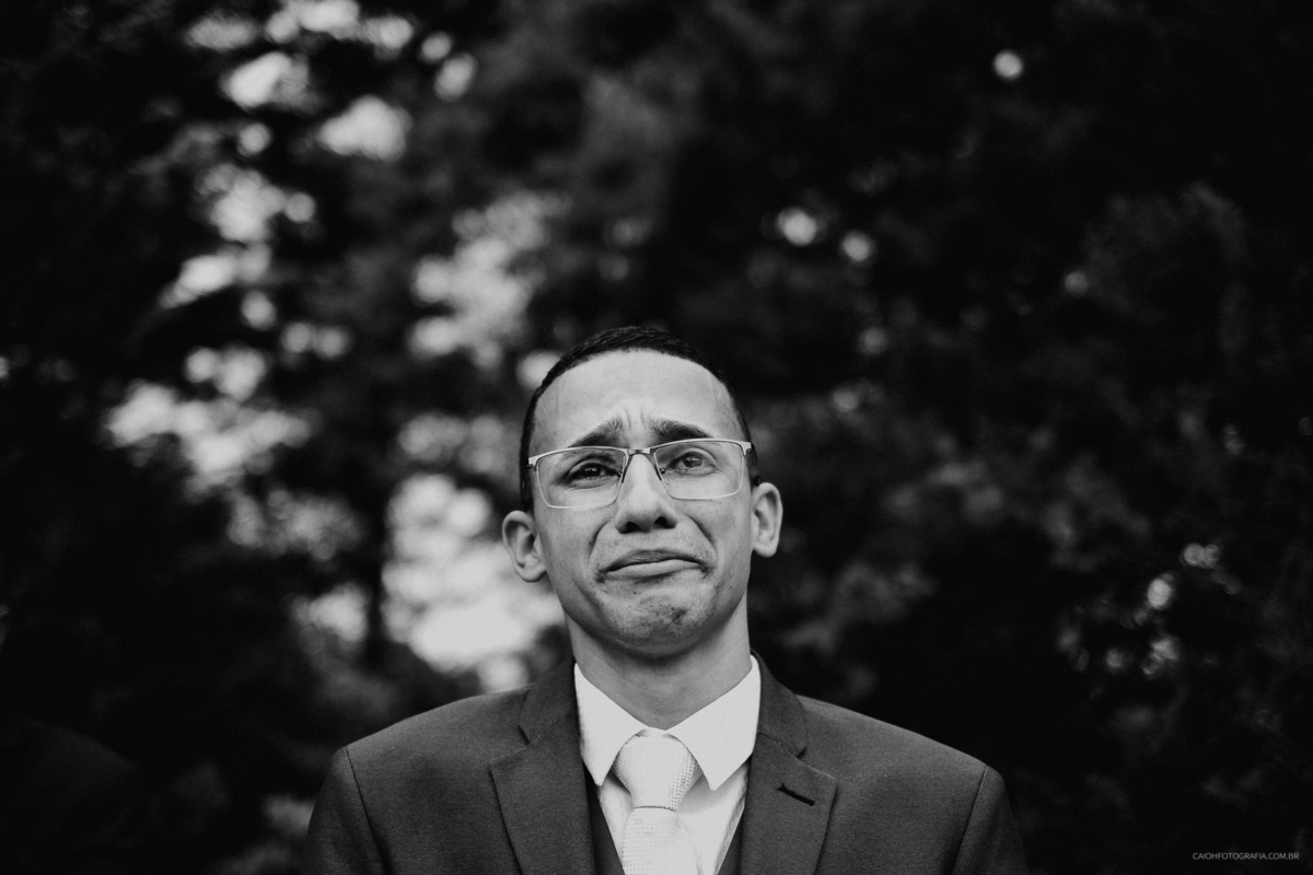 Fotografia de casamento entrada do noivo noivo sorrindo casar no campo casamento de dia noivo com os pais casamento ao ar livre fotografia documental por caio henrique sao paulo fotografo de casamento entrada da noiva noivo chorando ao ver a noiva