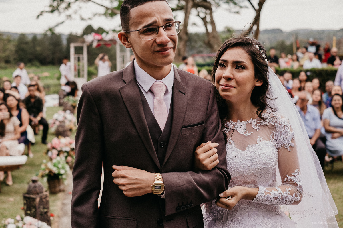 noivos casamento cristao fotografia de casamento casar no campo vestido de noiva congregacao crista fotografia documental fotografia de casamento por caio henrique fotografo de sao paulo noivos emocionados