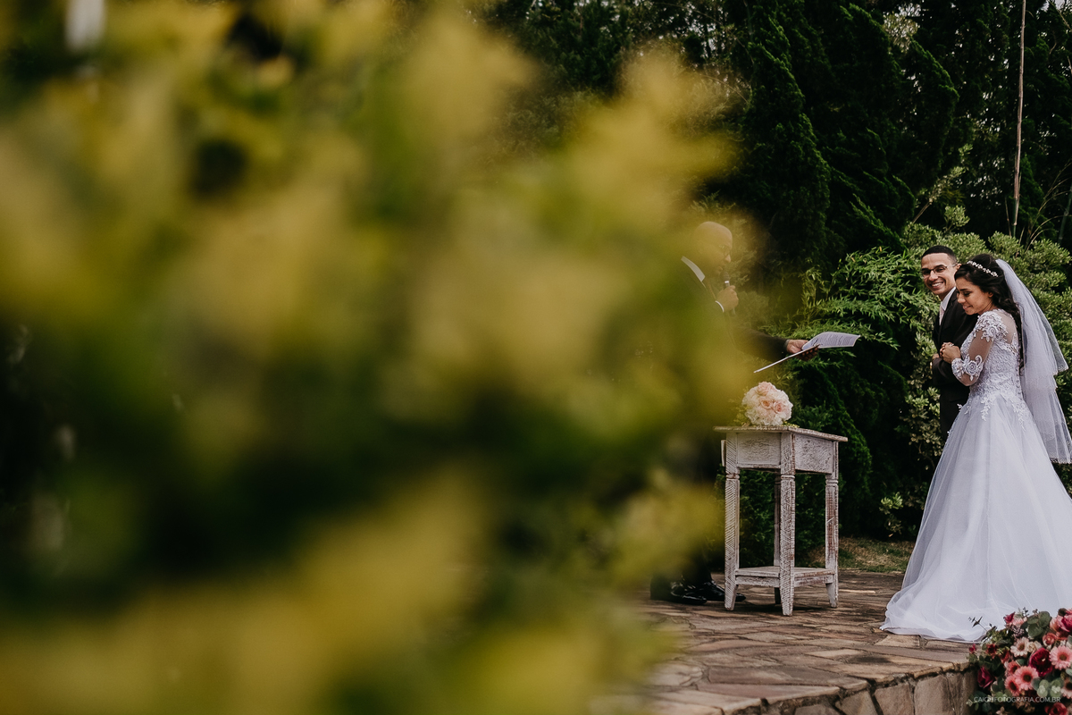 noivos casamento cristao fotografia de casamento casar no campo vestido de noiva congregacao crista fotografia documental fotografia de casamento por caio henrique fotografo de sao paulo noivos sorrindo casal espontaneo