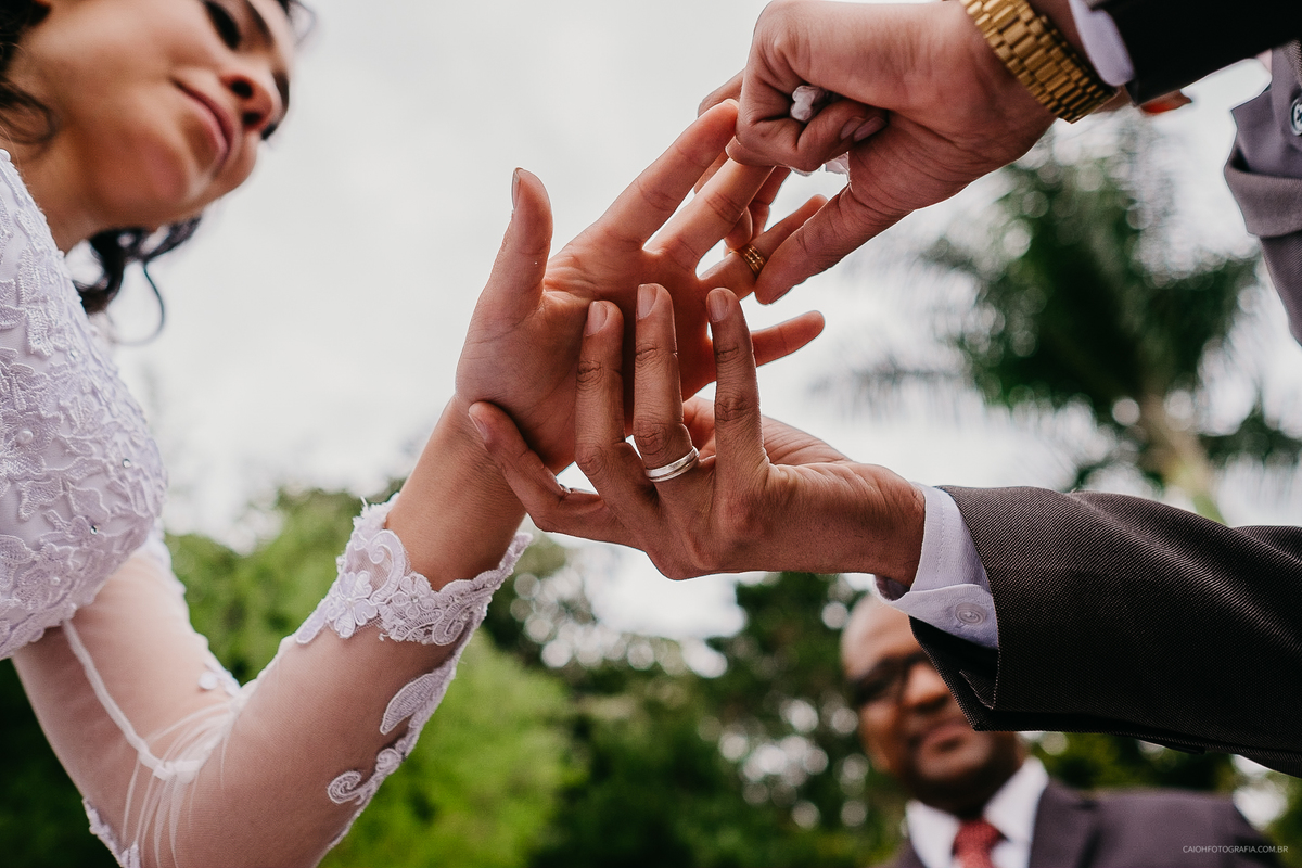 noivos casamento cristao fotografia de casamento casar no campo vestido de noiva congregacao crista fotografia documental fotografia de casamento por caio henrique fotografo de sao paulo votos  troca de alianca