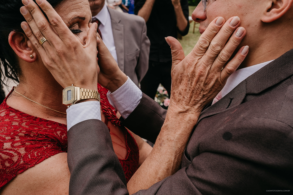 noivos casamento cristao fotografia de casamento casar no campo vestido de noiva congregacao crista fotografia documental fotografia de casamento por caio henrique fotografo de sao paulo votos  mae do noivo chorando