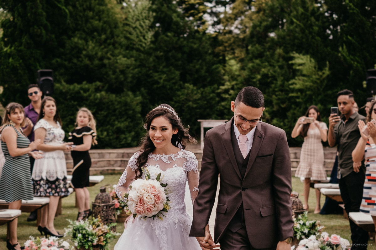 noivos casamento cristao fotografia de casamento casar no campo vestido de noiva congregacao crista fotografia documental fotografia de casamento por caio henrique fotografo de sao paulo votos  saida do casal 