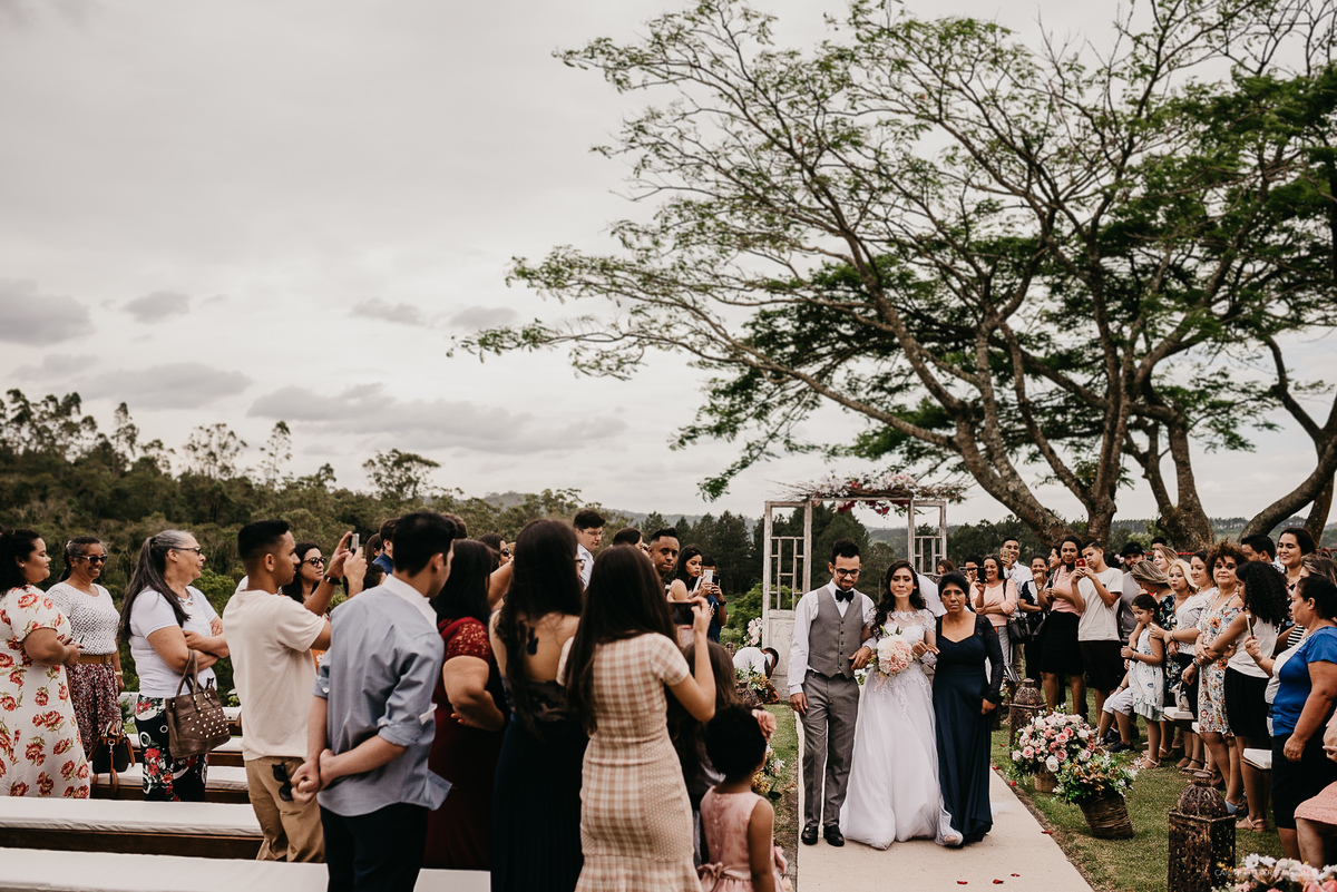 Fotografia de casamento entrada do noivo noivo sorrindo casar no campo casamento de dia noivo com os pais casamento ao ar livre fotografia documental por caio henrique sao paulo fotografo de casamento entrada da noiva noiva ansiosa entrada triunfal
