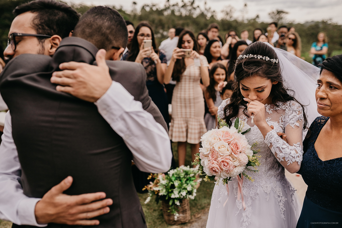 Fotografia de casamento entrada do noivo noivo sorrindo casar no campo casamento de dia noivo com os pais casamento ao ar livre fotografia documental por caio henrique sao paulo fotografo de casamento entrada da noiva noivo chorando ao ver a noiva