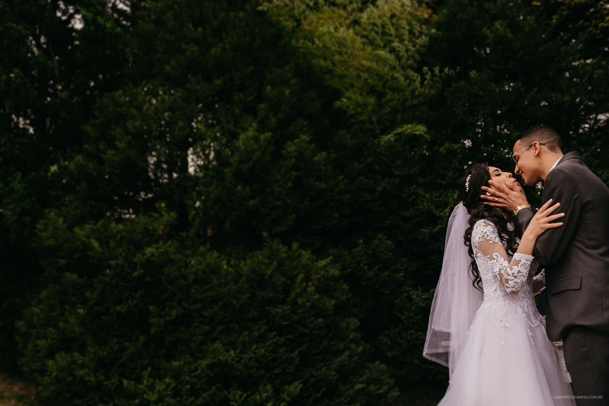 noivos casamento cristao fotografia de casamento casar no campo vestido de noiva congregacao crista fotografia documental fotografia de casamento por caio henrique fotografo de sao paulo votos beijo do casal enfim casados