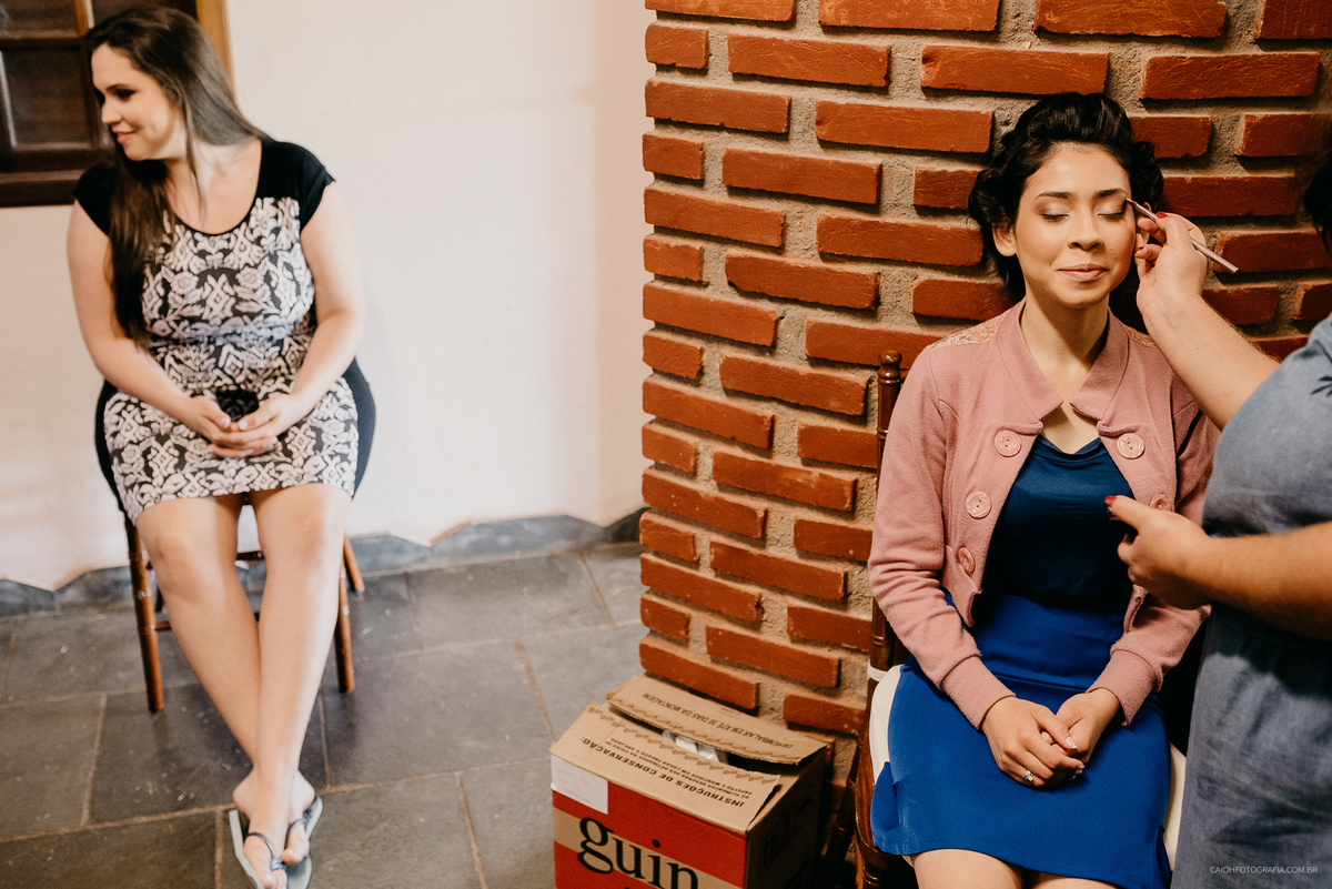 making of noiva fotografia de casamento casamento de dia casamento no campo noiva se maquiando dia da noiva fotografia por caio henrique