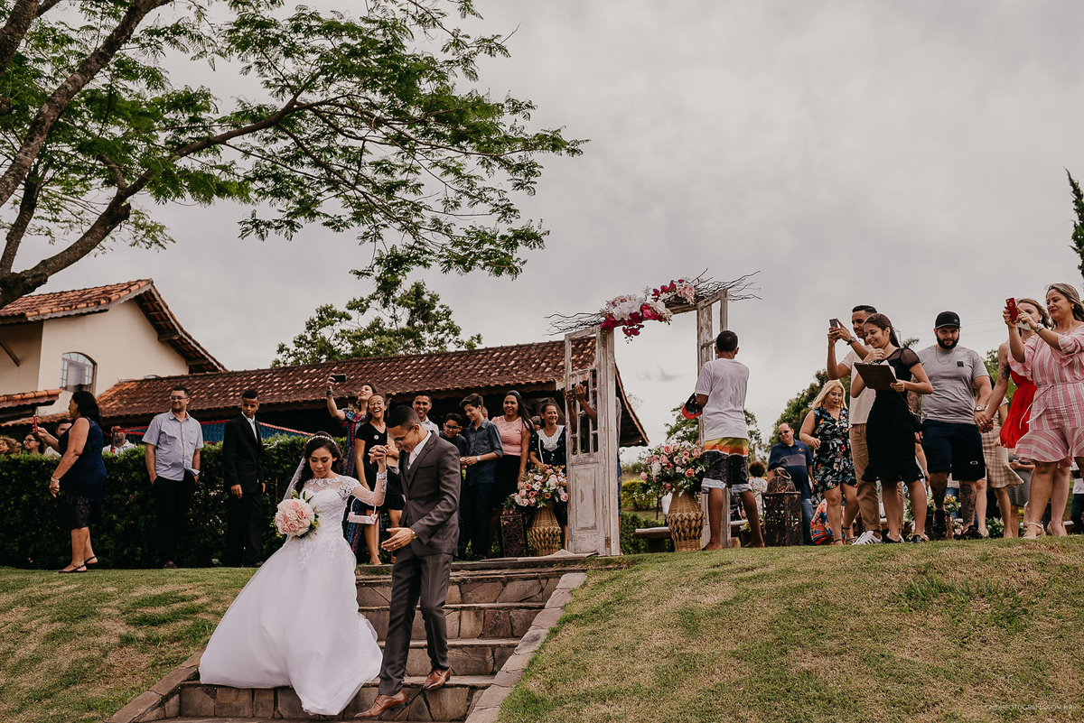 noivos casamento cristao fotografia de casamento casar no campo vestido de noiva congregacao crista fotografia documental fotografia de casamento por caio henrique fotografo de sao paulo votos mini wedding no campo