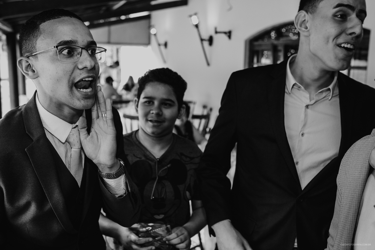 fotografia de casamento hora da gravata noivo com os padrinhos festa de casamento hora da balada casamento de dia fotografia por caio henrique fotografo de sao paulo