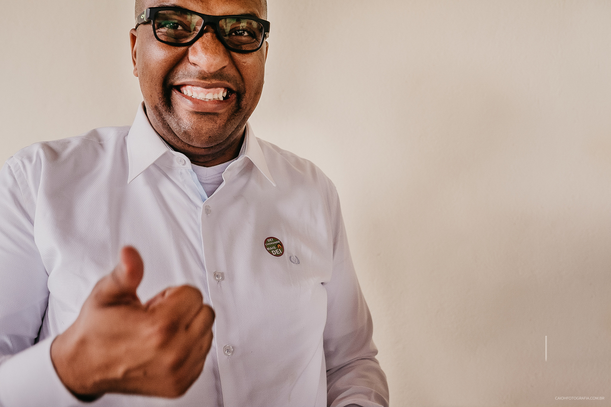 fotografia de casamento hora da gravata noivo com os padrinhos festa de casamento hora da balada casamento de dia fotografia por caio henrique fotografo de sao paulo