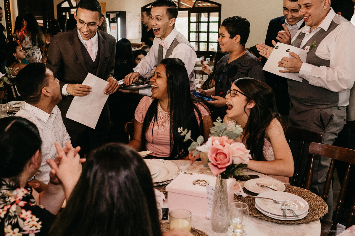 fotografia de casamento hora da gravata noivo com os padrinhos festa de casamento hora da balada casamento de dia fotografia por caio henrique fotografo de sao paulo noivos