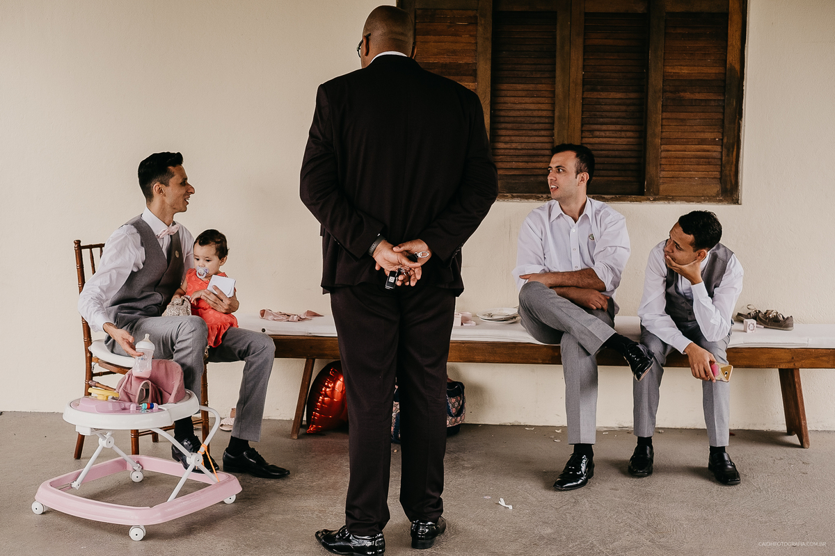 fotografia de casamento hora da gravata noivo com os padrinhos festa de casamento hora da balada casamento de dia fotografia por caio henrique fotografo de sao paulo hora do sapatinho madrinhas da noiva  padrinhos 