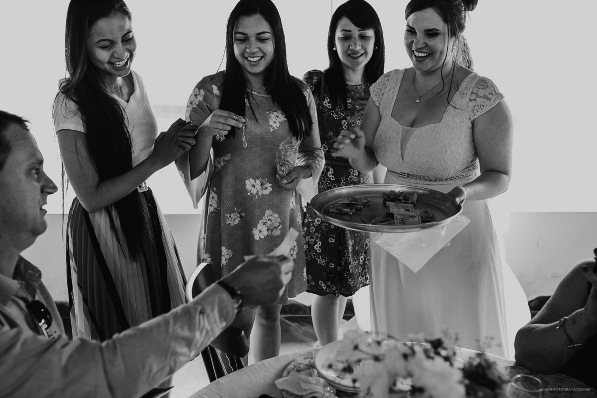 fotografia de casamento hora da gravata noivo com os padrinhos festa de casamento hora da balada casamento de dia fotografia por caio henrique fotografo de sao paulo hora do sapatinho madrinhas da noiva 