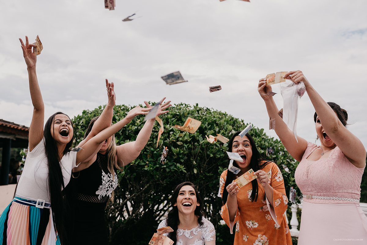 fotografia de casamento hora da gravata noivo com os padrinhos festa de casamento hora da balada casamento de dia fotografia por caio henrique fotografo de sao paulo hora do sapatinho madrinhas da noiva madrinhas sorrindo