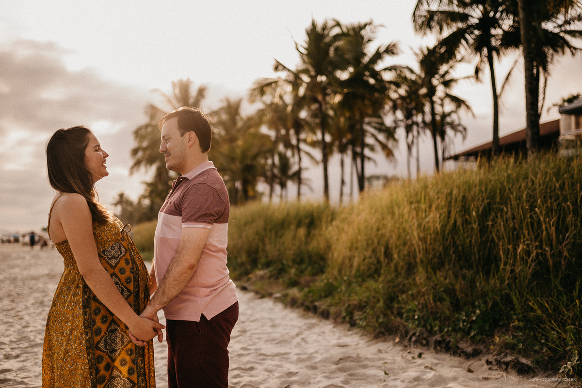 ensaio gestante ensaio na praia ensaio casal pre casamento ensaio casal na praia casal de gravidos mae de menino gestacao de primeira viagem   praias de sao paulo riviera de sao lourenco  acompanhamento de gestacao gravidinha sorrindo