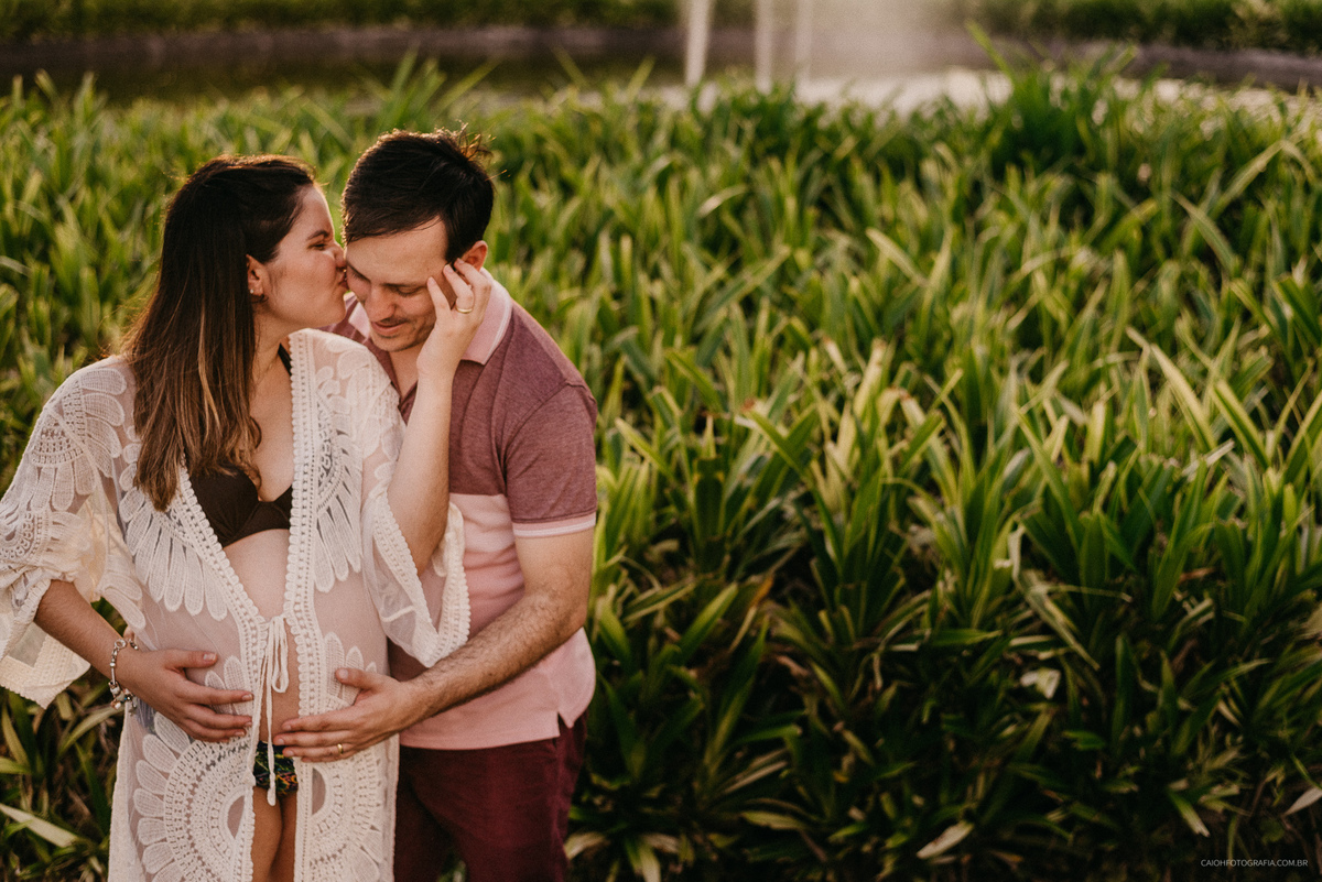 ensaio gestante ensaio na praia ensaio casal pre casamento ensaio casal na praia casal de gravidos mae de menino gestacao de primeira viagem   praias de sao paulo riviera de sao lourenco  acompanhamento de gestacao gravidinha sorrindo ideias de ensaios