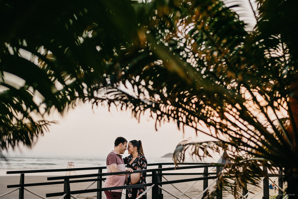 ensaio gestante ensaio na praia ensaio casal pre casamento ensaio casal na praia casal de gravidos mae de menino gestacao de primeira viagem   praias de sao paulo riviera de sao lourenco  acompanhamento de gestacao gravidinha sorrindo ideias de ensaios