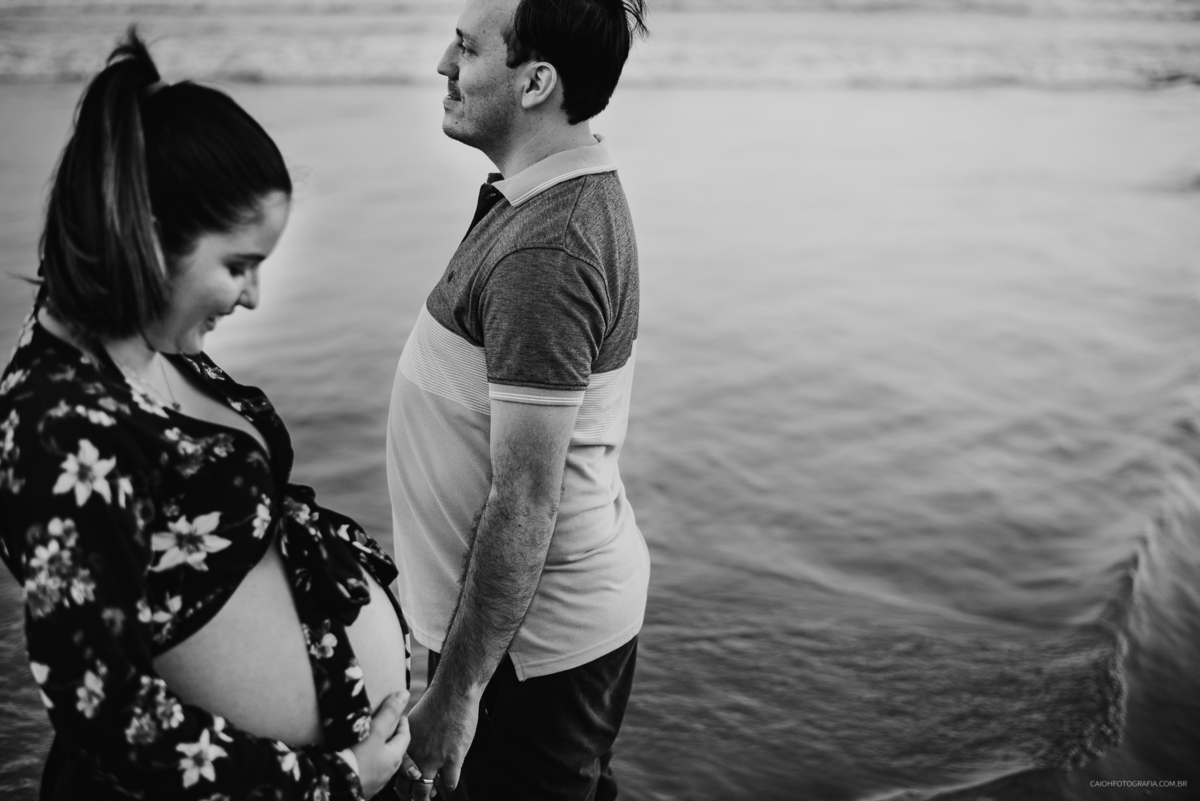 ensaio gestante ensaio na praia ensaio casal pre casamento ensaio casal na praia casal de gravidos mae de menino gestacao de primeira viagem  ensaio por caio henrique ch fotografia fotografos de sp foto preto e branco
