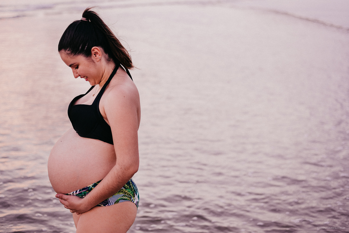 ensaio gestante ensaio na praia ensaio casal pre casamento ensaio casal na praia casal de gravidos mae de menino gestacao de primeira viagem  ensaio por caio henrique ch fotografia fotografos de sp foto preto e branco