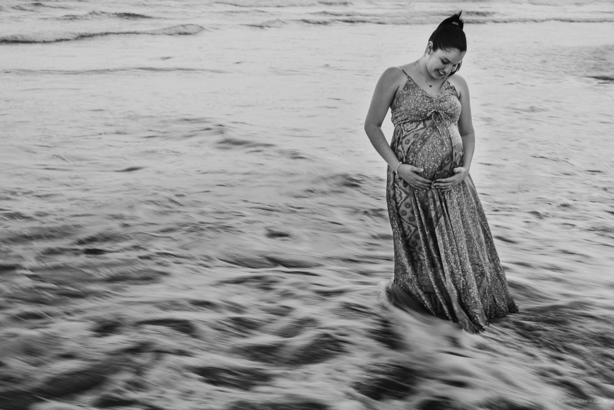 ensaio gestante ensaio na praia ensaio casal pre casamento ensaio casal na praia casal de gravidos mae de menino gestacao de primeira viagem  ensaio por caio henrique ch fotografia fotografos de sp foto preto e branco