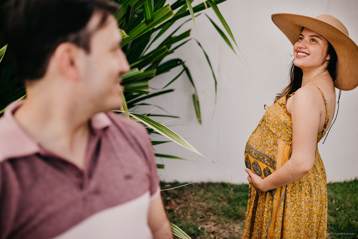 ensaio gestante ensaio na praia ensaio casal pre casamento ensaio casal na praia casal de gravidos mae de menino gestacao de primeira viagem   praias de sao paulo riviera de sao lourenco  acompanhamento de gestacao gravidinha sorrindo ideias de ensaios 