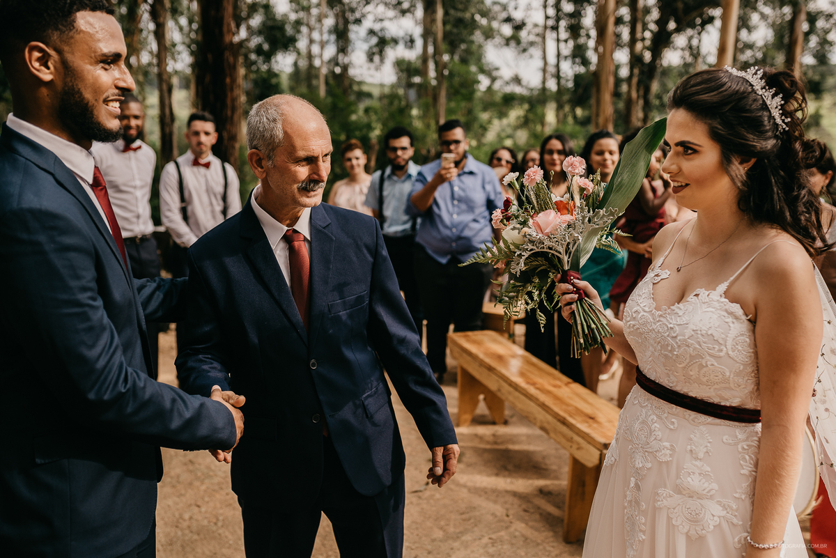 entrada da noiva fotografia de casamento mini wedding fazenda floresta park casar no campo fotografos de casamento vestido de noiva noiva com o pai ch fotografia buque de noiva ideias para casamento decoracao de casamento