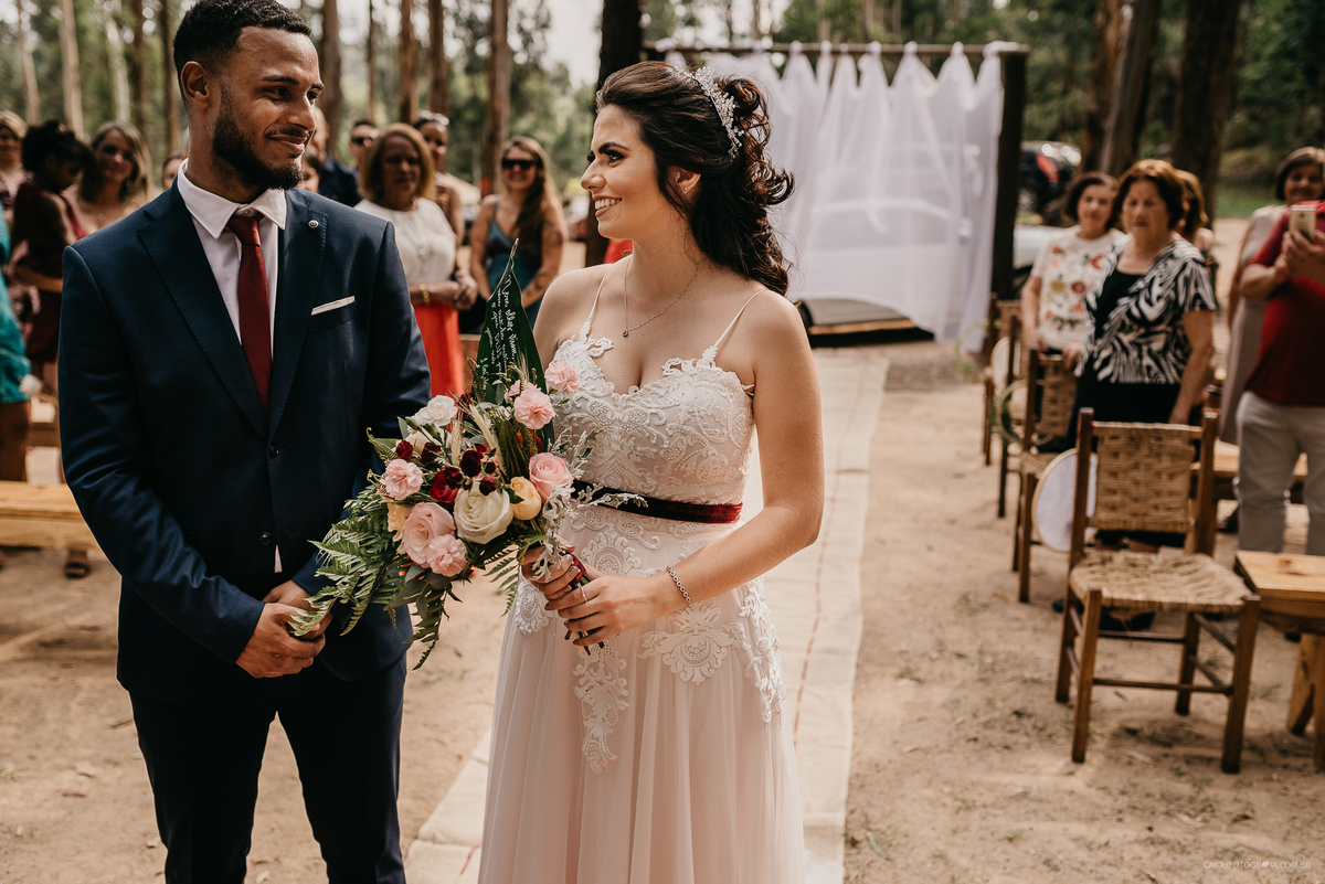 mini wedding casamento ao ar livre casar no interior vestido de noiva buque de noiva casal cristao noivos sorrindo fotografos de casamento ch fotografia casamentos em campinas