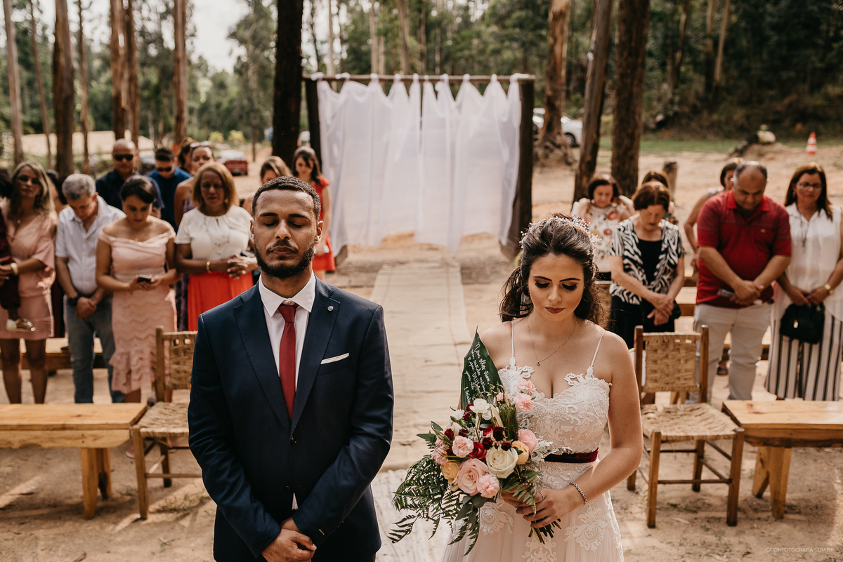 mini wedding casamento ao ar livre casar no interior vestido de noiva buque de noiva casal cristao noivos sorrindo fotografos de casamento ch fotografia casamentos em campinas
