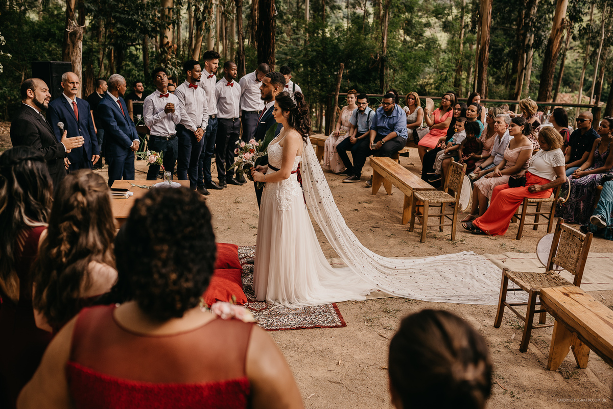 mini wedding casamento ao ar livre casar no interior vestido de noiva buque de noiva casal cristao noivos sorrindo fotografos de casamento ch fotografia casamentos em campinas cerimonia ao ar livre 