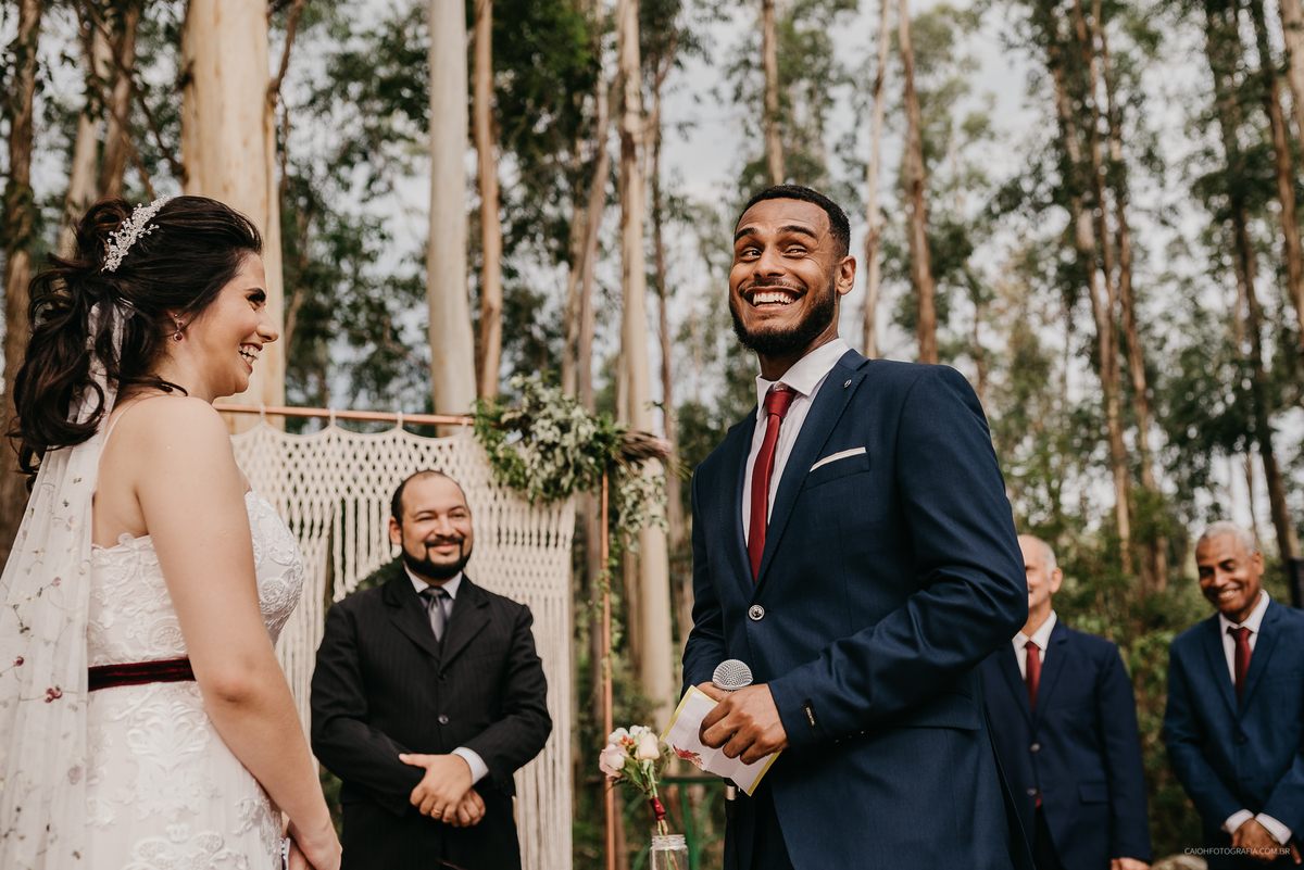 mini wedding casamento ao ar livre casar no interior vestido de noiva buque de noiva casal cristao noivos sorrindo fotografos de casamento ch fotografia casamentos em campinas votos do noivo noivos sorrindo emocionado cerimonia no campo