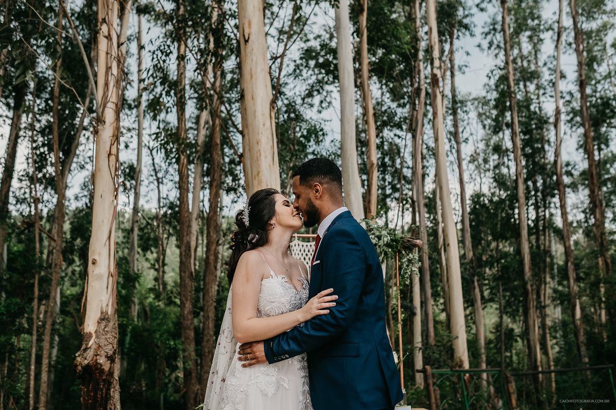 mini wedding casamento ao ar livre casar no interior vestido de noiva buque de noiva casal cristao noivos sorrindo fotografos de casamento ch fotografia casamentos em campinas votos do noivo noivos sorrindo emocionado o beijo do casal 