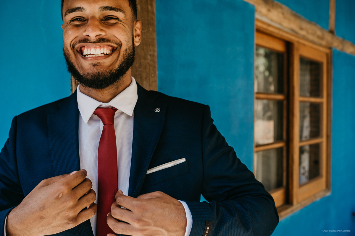 making of do noivo fotografos de casamento noivo com os padrinhos ideias de casamento casamento no campo ao ar livre de dia fotografos de campinas floresta park fotografo caio henrique  noivo sorrindo retrato do noivo terno do noivo 