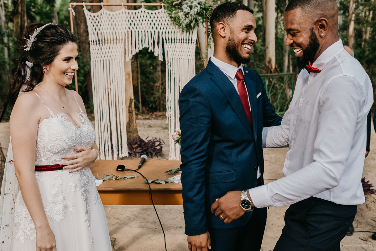 mini wedding casamento ao ar livre casar no interior vestido de noiva buque de noiva casal cristao noivos sorrindo fotografos de casamento ch fotografia casamentos em campinas votos do noivo noivos sorrindo emocionado padrinhos comprimentos