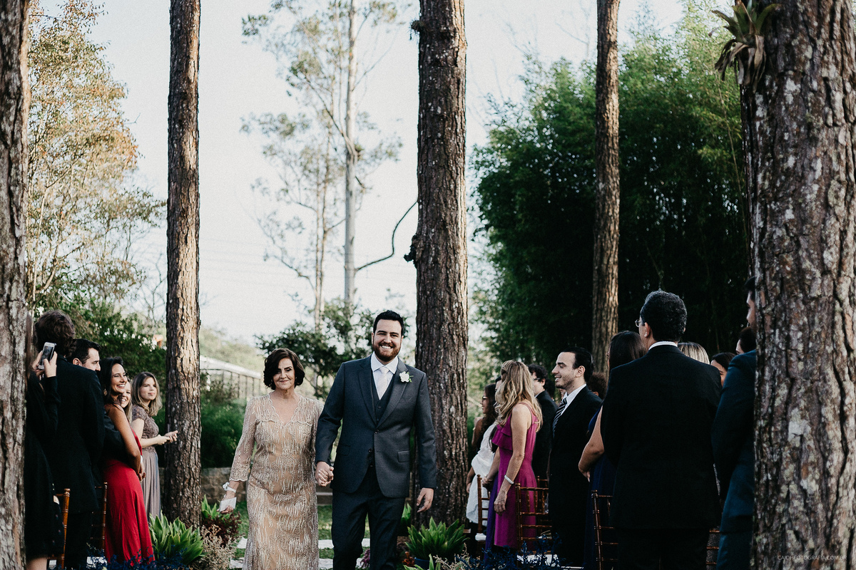 casamento de dia ao ar livre fotografia de casamento fotografos de casamento sao paulo entrada do noivo sorrindo ideias de fotos pra casamento fotos espontaneas