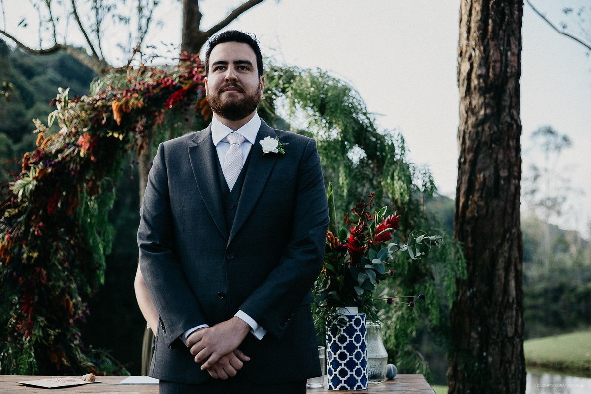 casamento de dia ao ar livre fotografia de casamento fotografos de casamento sao paulo entrada do noivo sorrindo ideias de fotos pra casamento fotos espontaneas