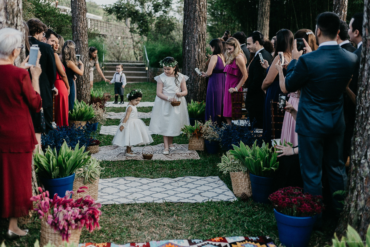 casamento de dia ao ar livre fotografia de casamento fotografos de casamento sao paulo entrada do noivo sorrindo ideias de fotos pra casamento fotos espontaneas daminhas de casamento