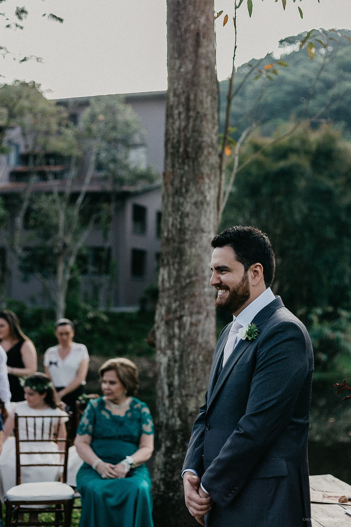 casamento de dia ao ar livre fotografia de casamento fotografos de casamento sao paulo entrada do noivo sorrindo ideias de fotos pra casamento fotos espontaneas noivo terno de noivo