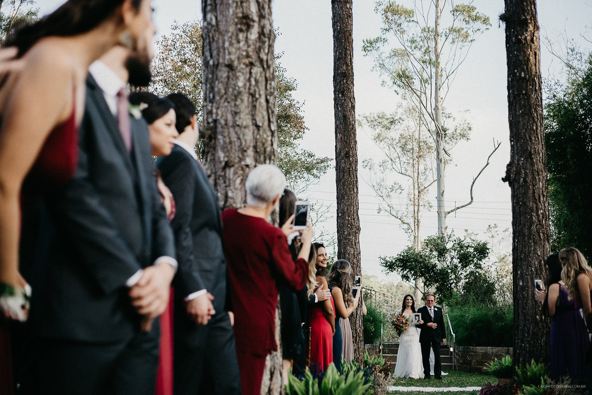 entrada da noiva sorrindo casamento de dia vestido de noiva fotogradia de casamento fotografos de sao paulo casamento ao ar livre no campo fotos por caio henrique mini wedding ideias de casamentos