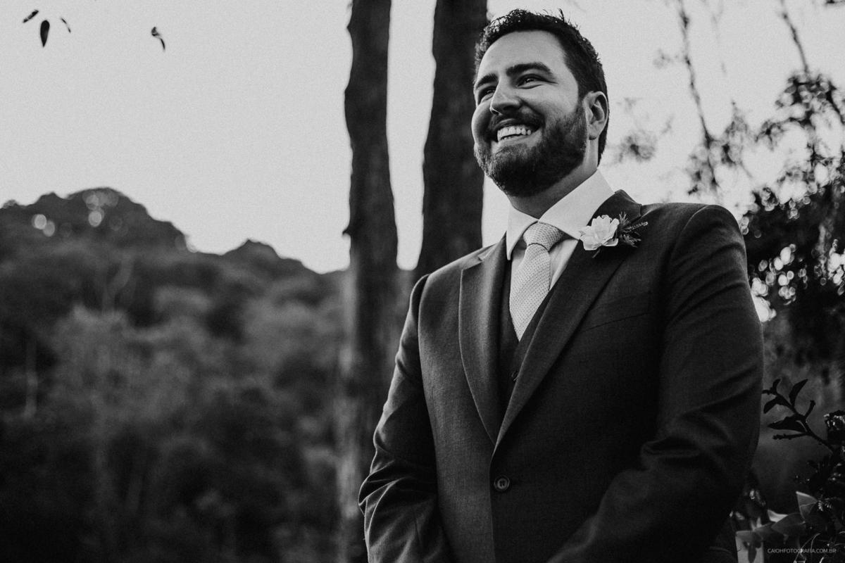 entrada da noiva sorrindo casamento de dia vestido de noiva fotogradia de casamento fotografos de sao paulo casamento ao ar livre no campo fotos por caio henrique mini wedding ideias de casamentos noivo emocionado