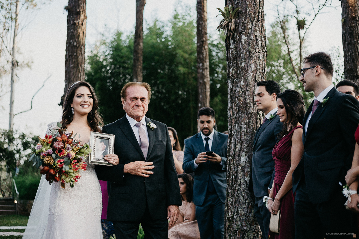 entrada da noiva sorrindo casamento de dia vestido de noiva fotogradia de casamento fotografos de sao paulo casamento ao ar livre no campo fotos por caio henrique mini wedding ideias de casamentos buque de noiva 2020